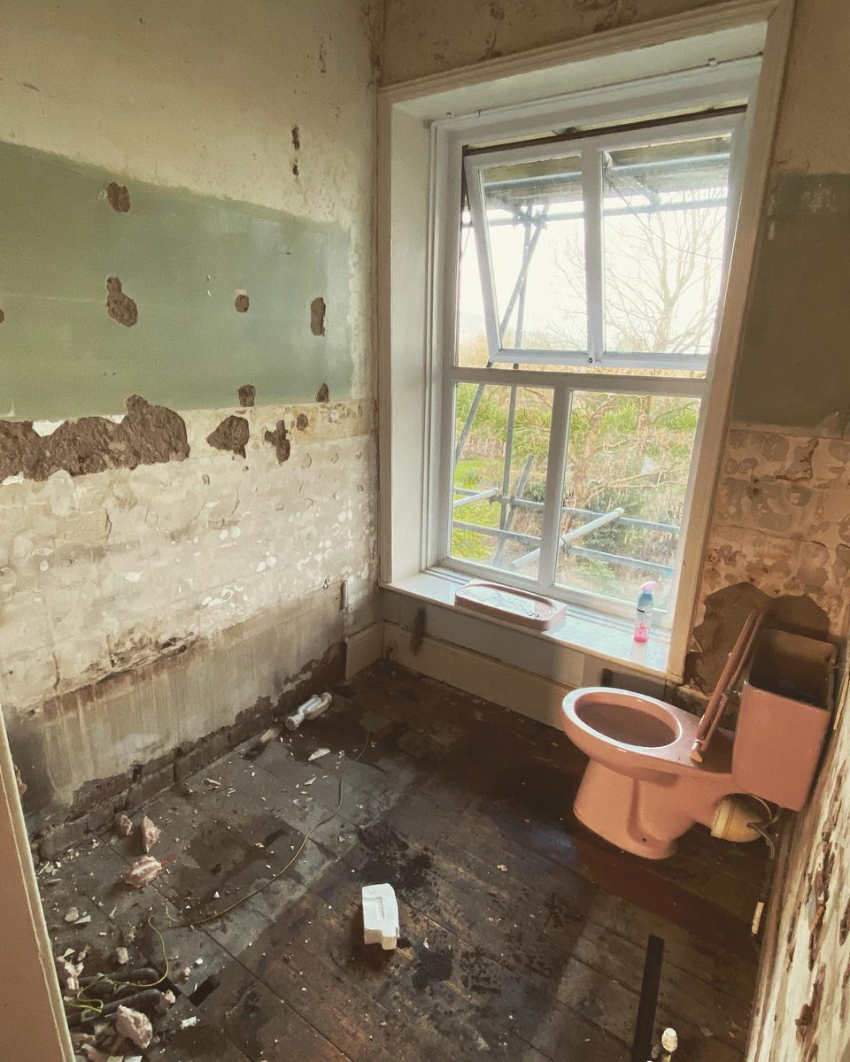 The bathroom stripped back and other demolition shots (1/10)