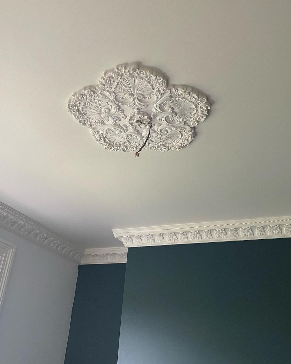 The favourite plaster ceiling rose in the dining room (1/3)